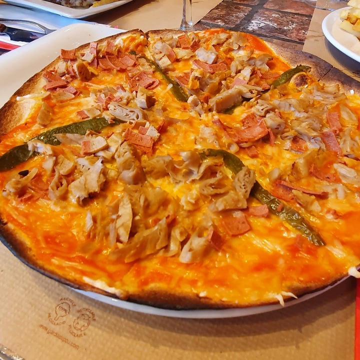 photo of Caravanserai Café Pizza vegana de pollo shared by @mcn on  08 Jan 2021 - review