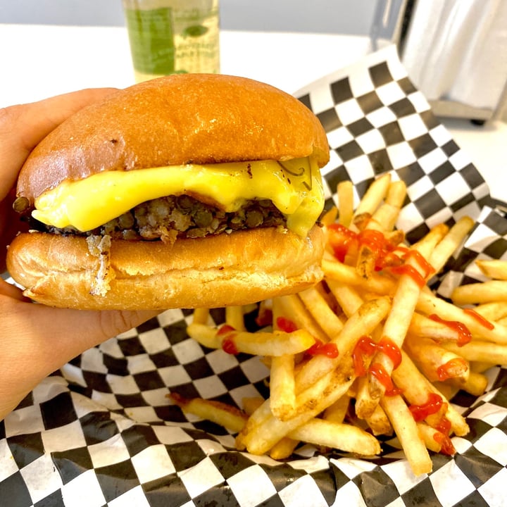photo of Mimi & Jones Cheeseburger & frites shared by @theveganhopper on  16 Dec 2020 - review
