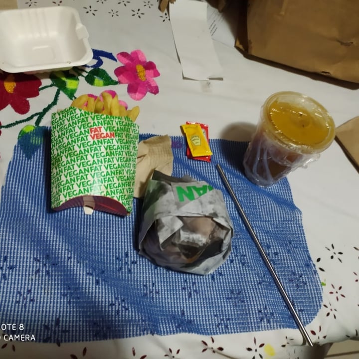 review photo of Fat Vegan Combo Hamburguesa Pancho Vegan shared by @montufarerika on 08 Oct 2020 - review