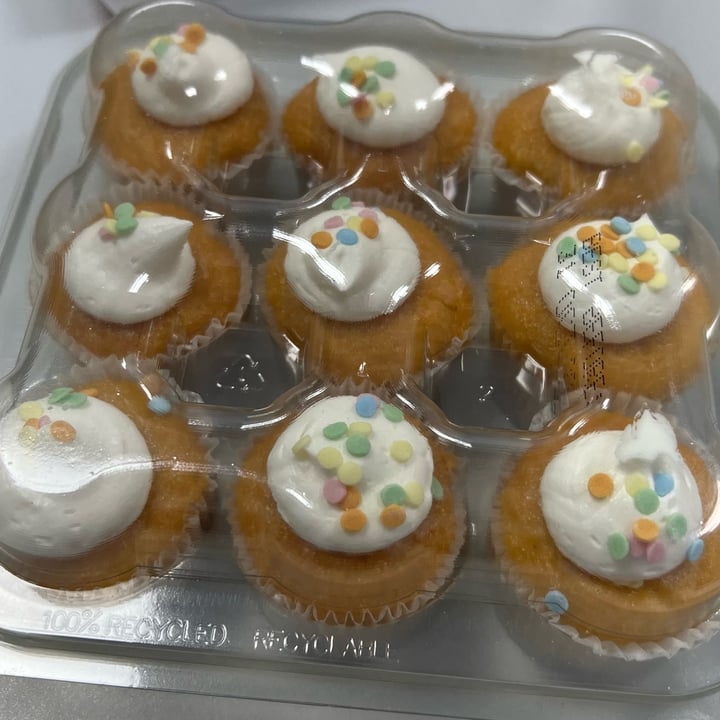 photo of OGGS Mini vanilla cupcakes shared by @alanago on  20 Oct 2022 - review