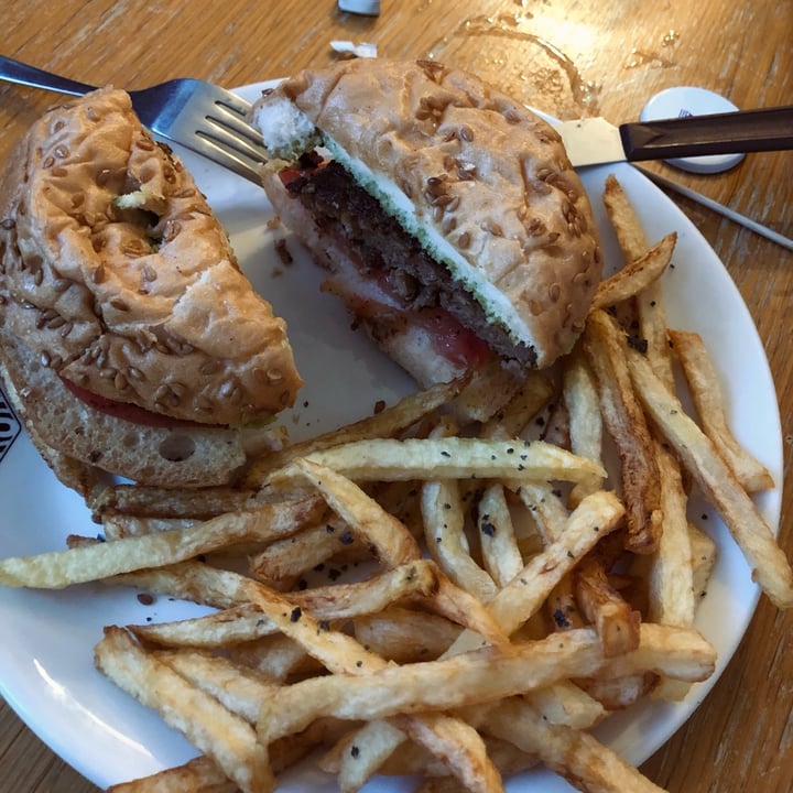 review photo of Irons Grill Burger Beyond Burguer shared by @devaalegria on 11 Jul 2022 - review