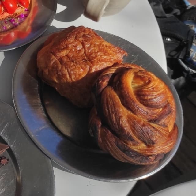 Photo of the dish “Roll de canela y pain au chocolat”