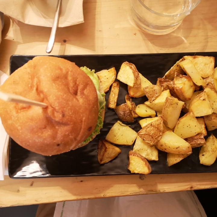 photo of ...IDEM CON PATATE Panino burger Beyond meat shared by @rachele82 on  14 Oct 2022 - review