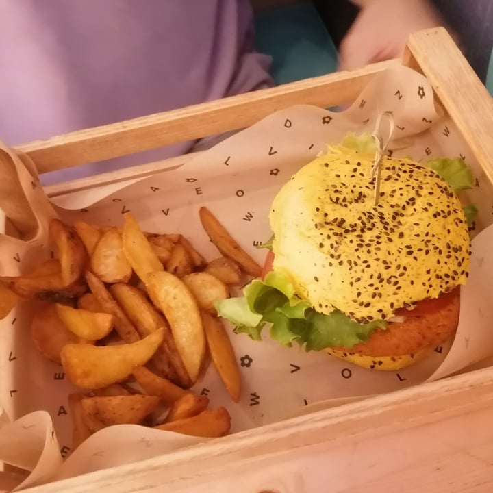 review photo of Flower Burger Funky Cecio shared by @frullu on 06 Jun 2022 - review