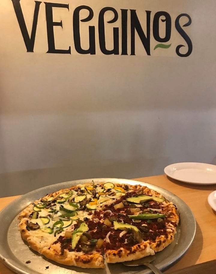 photo of Veggino's Pizza Pizza Meatlesslovers shared by @veganeandoporelmundo on  22 Mar 2020 - review