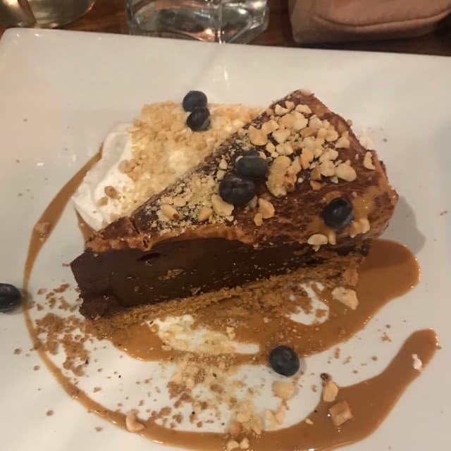 「Chocolate peanut butter cheesecake」の料理の写真