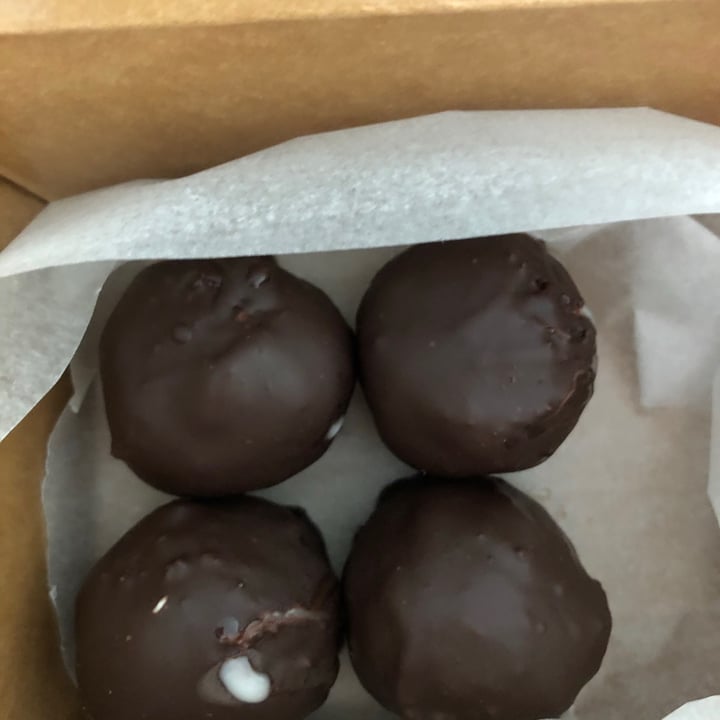photo of Lovett’s  bakery Coconut and chocolate keto balls shared by @danielholistic on  19 Nov 2020 - review