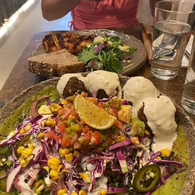 Foto do prato “Latin Lover With Extra Falafel”