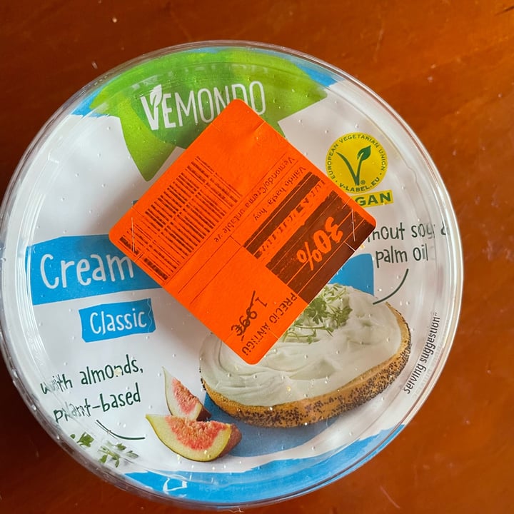 photo of Vemondo Cream cheese shared by @ibaivegan on  04 Jul 2022 - review