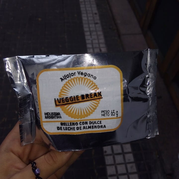 photo of Veggie Break Alfajor Vegano Relleno con Dulce de Leche de Almendra shared by @vegila on  09 Oct 2021 - review