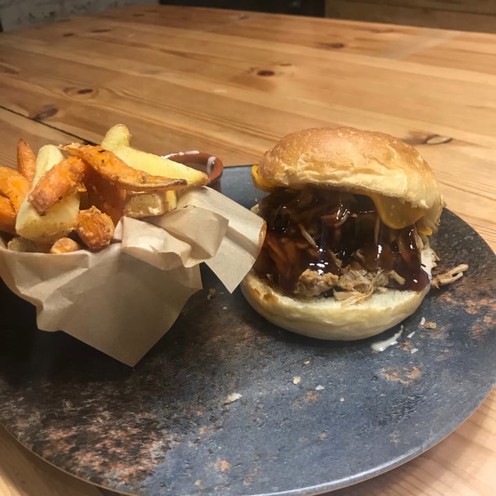 photo of Frutas Prohibidas BBQ Pulled Pork shared by @daytruji on  26 Oct 2020 - review