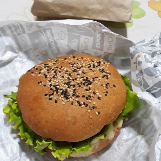 Photo du plat “Hambúrguer Salada”