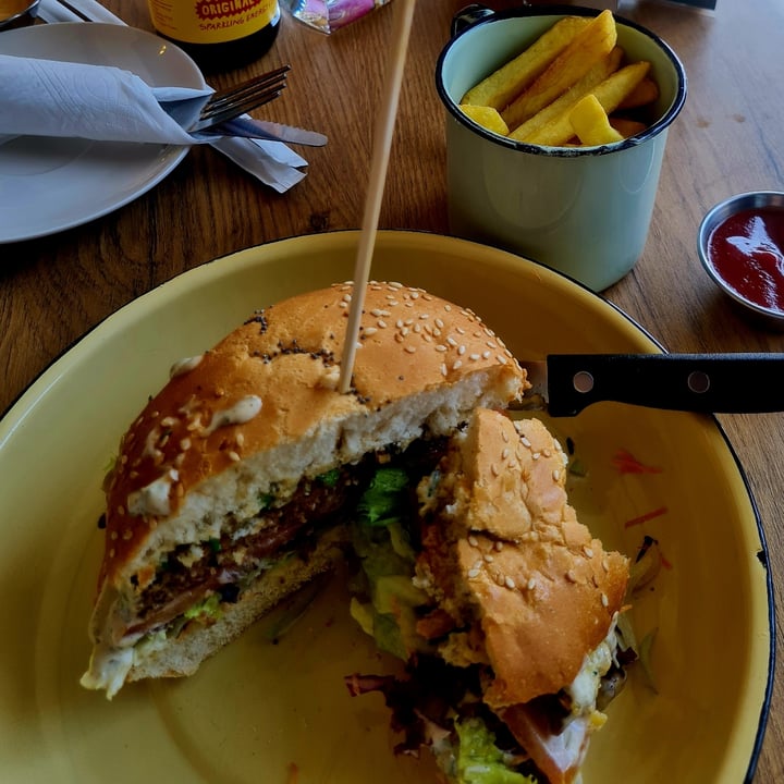 photo of Lekker Vegan Fourways lekker burgers shared by @carolinelucas on  29 Aug 2022 - review