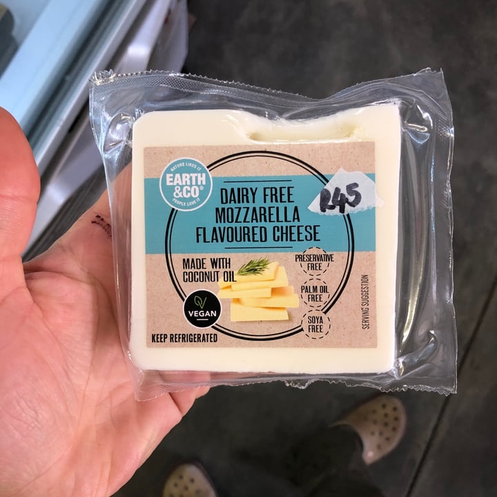 photo of Earth & Co Dairy free mozzarella cheese shared by @rubensubias on  30 May 2022 - review