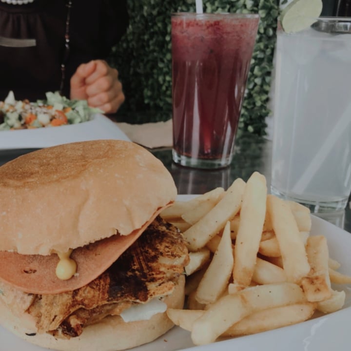 review photo of YOYU Hamburguesa hawaiana de seta crunchy shared by @sofiariverag on 19 Aug 2021 - review