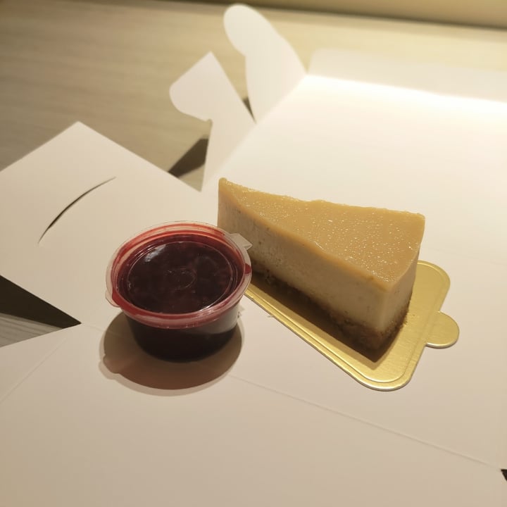 photo of Brown Poodle Cafe Mixed Berries Cheesecake shared by @stevenneoh on  28 Oct 2022 - review