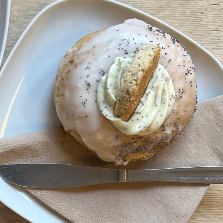 photo of Considerit Lemon Shortbread Doughnut shared by @davidgarciag on  28 Nov 2022 - review