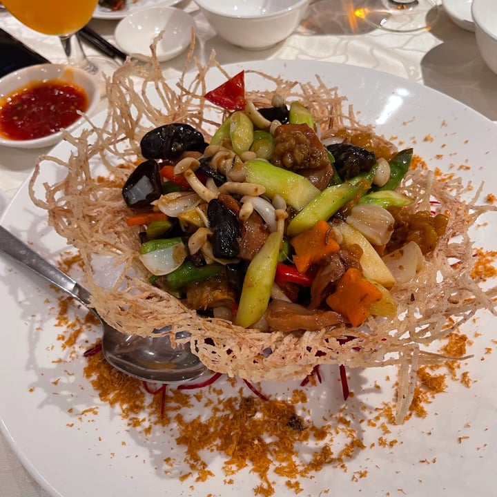 photo of LingZhi Vegetarian - Liat Towers Sauteed Honshimeiji Mushroom with Asparagus, Macademia Nut, Fresh Lily Bulb and Boletus in Crispy Basket shared by @mehmehrene on  01 Jun 2022 - review