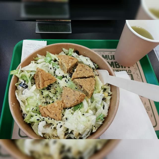 「Ensalada con falafel」の料理の写真