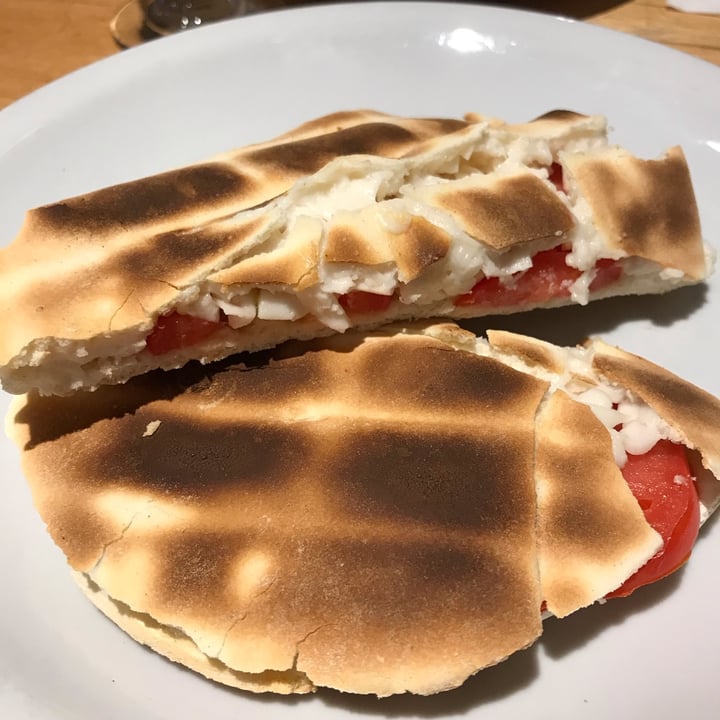 photo of Dolce Vita Tostado De Tomate Y queso shared by @goveggy on  26 Dec 2021 - review
