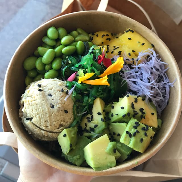 Foto do prato “Raw Tuna Poke Super Bowl”