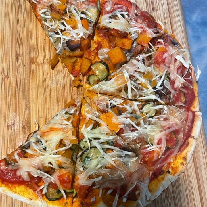photo of Woolworths Food Stone baked Thin And Crispy Roast Vegetable Pizza shared by @sarbearcor on  10 Jun 2021 - review