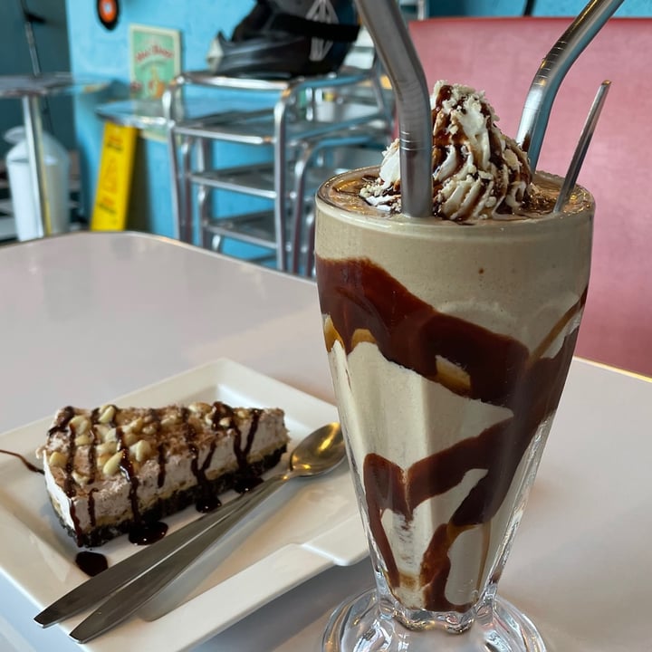 review photo of COMET 984 - 50's Diner Home-made Snickers Milkshake shared by @krischari on 07 May 2021 - review