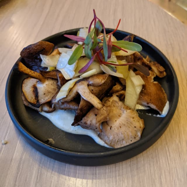 菜肴“Grilled Forest Mushrooms”的照片