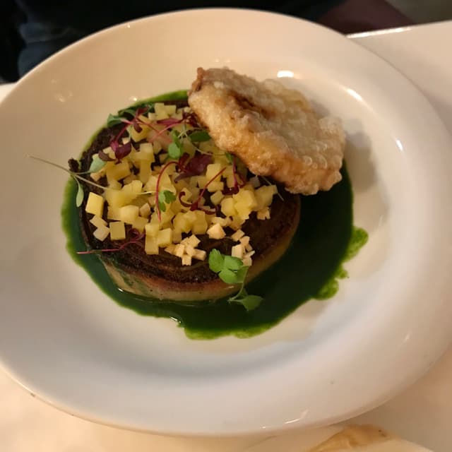 Photo of the dish “Roulé de pomme de terre, tempura de tempeh karaage et jus d'herbe”