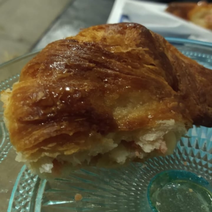 review photo of Panadería DyD Medialuna de Jamón y Queso shared by @melinavegana on 15 Apr 2021 - review