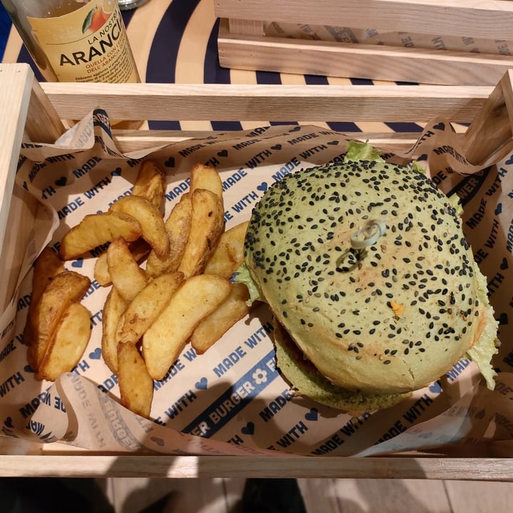 photo of Flower Burger Elf Burger shared by @gianluca88 on  05 Dec 2021 - review