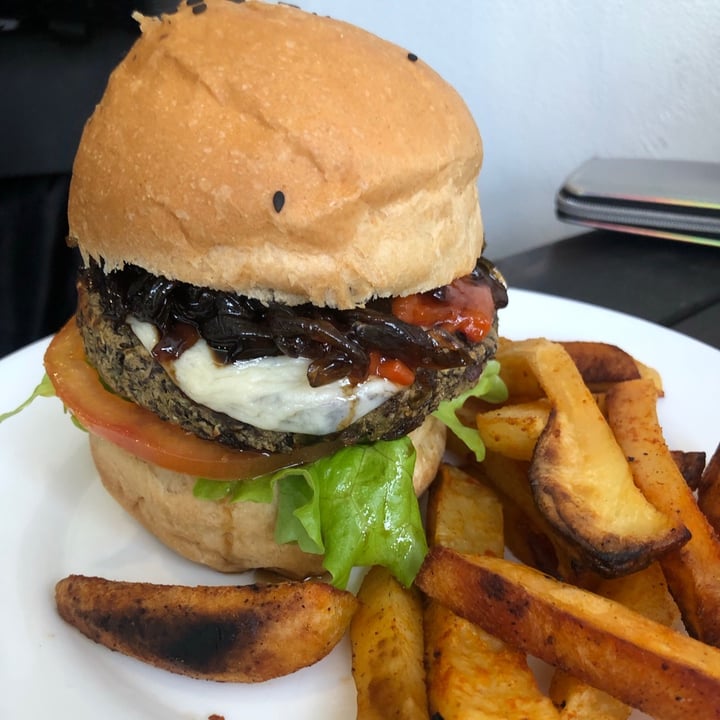 photo of NUVE - Vegan Food & Music Burger Rock shared by @valenequiza on  19 Aug 2021 - review
