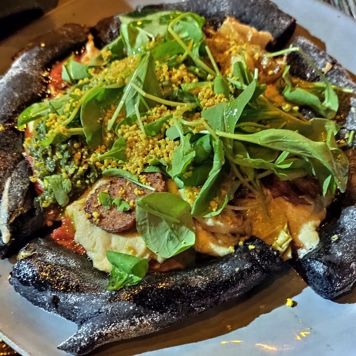 review photo of Hierbabuena Black Pizza Con Queso Vegano Y Rucula shared by @alejom on 28 Nov 2021 - review