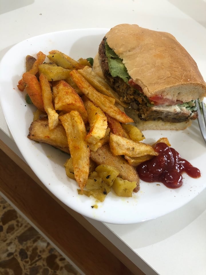 review photo of Vegetariano Flor De Ciruelo Sandwich De Milanesa De Lentejas Vegano Y Papas Con Pimentón shared by @collramiro on 10 Feb 2020 - review