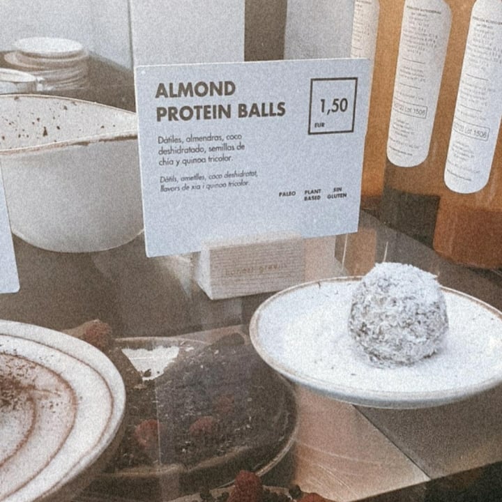 photo of Honest Greens Plaça Catalunya Almond protein balls shared by @pattivegan on  06 Jul 2020 - review