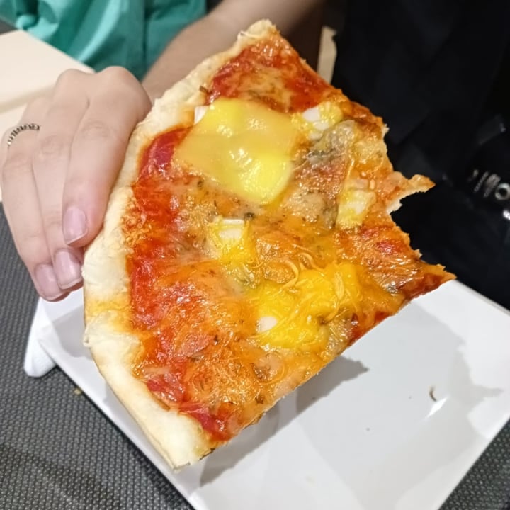 review photo of Bambú Pizza Cuatro Quesos shared by @larabc on 09 May 2022 - review