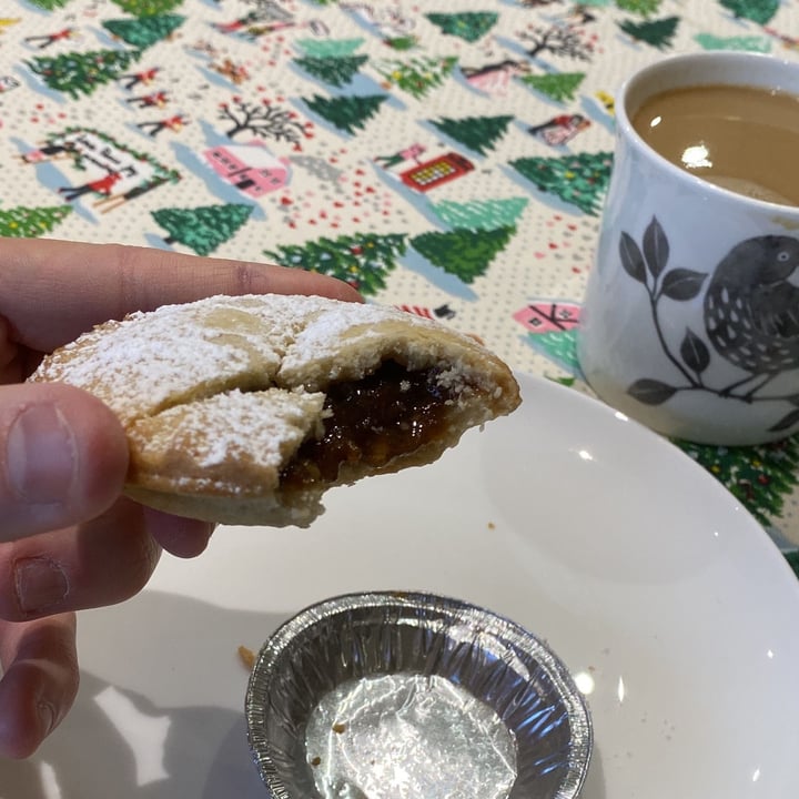 photo of Greggs Mince Pies shared by @voyagingherbivore on  25 Dec 2021 - review