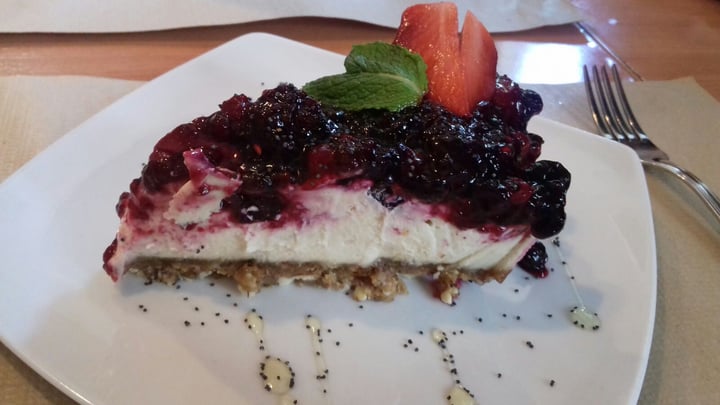 photo of Restaurante Hicuri Art Vegan Tarta de queso ,con frutos rojos shared by @mariamarie on  13 Jul 2020 - review