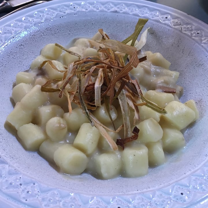 photo of Botanica Lab Cucina Gnocchetti con crema di topinambur, melanzane e porro croccante shared by @paperadubbiosa on  07 Oct 2020 - review