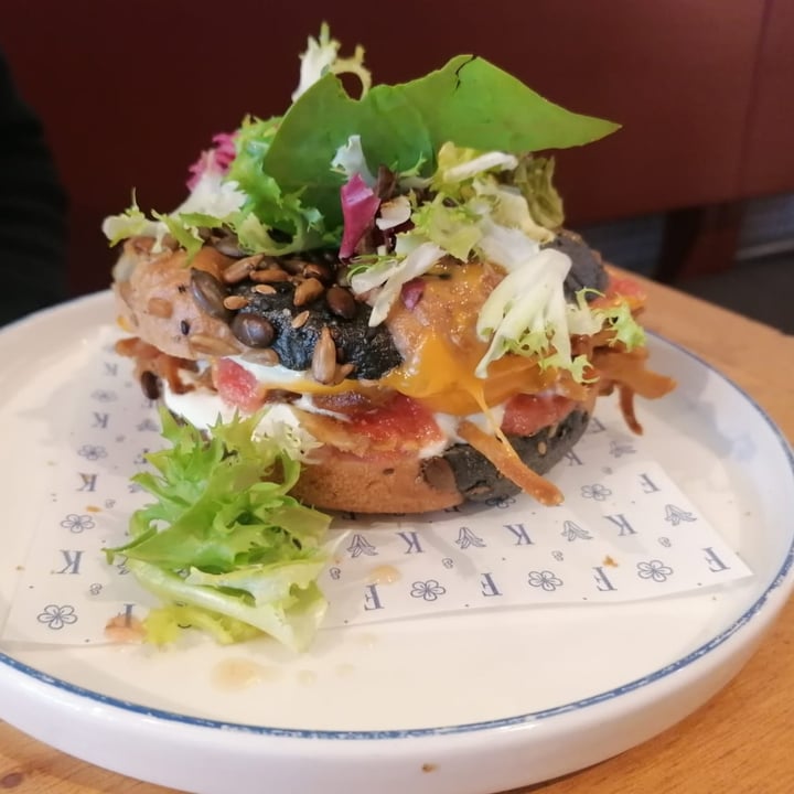 photo of Flax & Kale Street Plant-based 'bacon'n'cheese' bagel shared by @tintadecuervo on  28 May 2022 - review