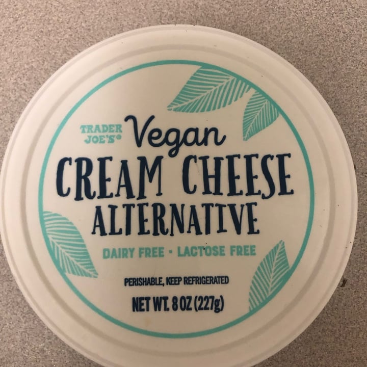photo of Trader Joe's Vegan Plain Cream Cheese Classic shared by @pandapalooza7 on  30 May 2022 - review