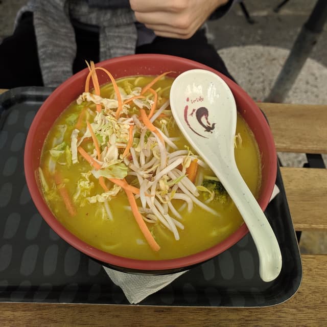 Photo of the dish “Curry veg con noodles soup”