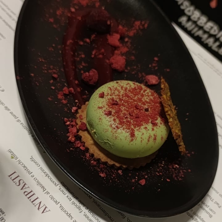 photo of Romeow Cat Bistrot Semifreddo al tea matcha con cuore fondente di lamponi, sablè alla mandorla e tuile di pistacchi shared by @massimomanni on  15 Jul 2022 - review