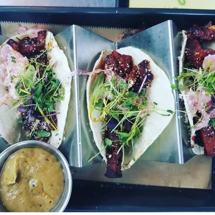 photo of V-Eats Modern Vegan Brisket tacos shared by @mari84 on  15 May 2020 - review