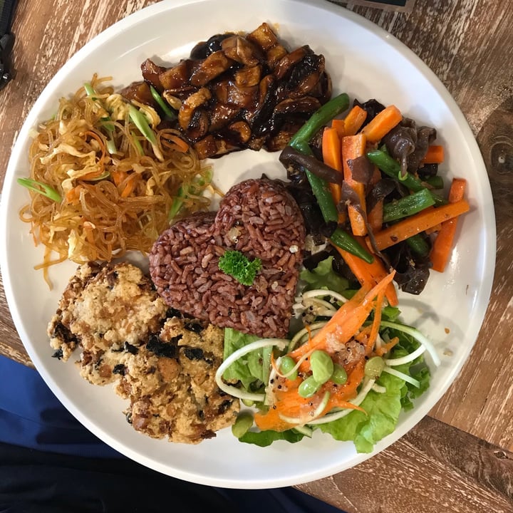 photo of Bodhi Leaf Eatery Cantonese Platter shared by @vegan-alien on  13 Jun 2020 - review
