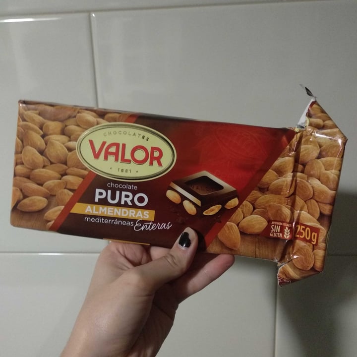 photo of Valor Chocolate Puro con Almendras Mediterráneas 250g shared by @lasonrisadeltrece on  09 Feb 2021 - review