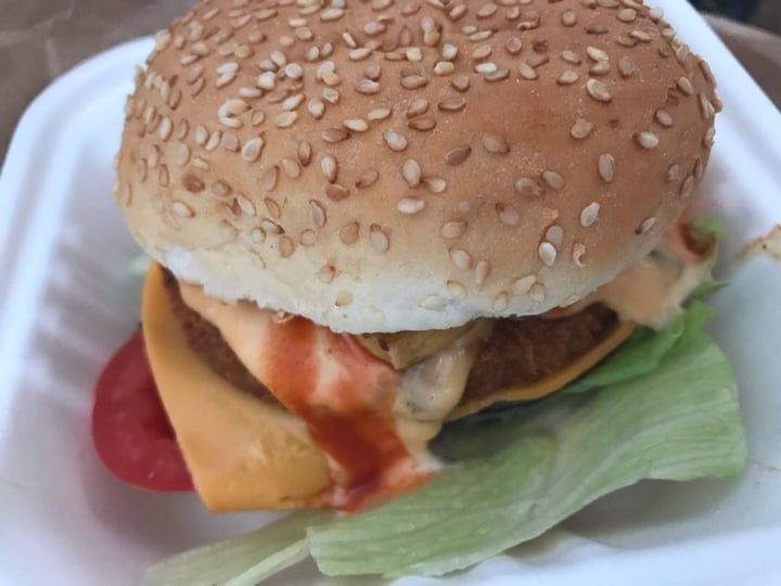 photo of Herbivorous Vegan Chilli Chicken Cheese Burger shared by @claudialudwig on  21 Jul 2019 - review
