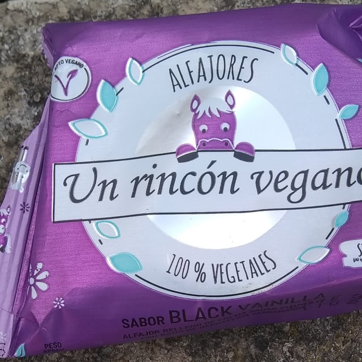 photo of Un Rincón Vegano Alfajor Black Vainilla shared by @peluvegan1312 on  07 May 2022 - review