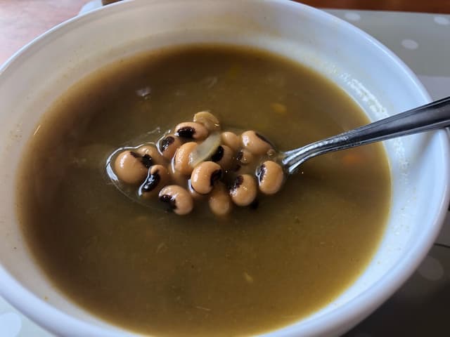 菜肴“Sopa De Frijoles Y Papas”的照片