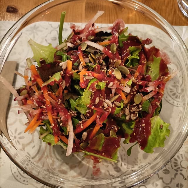 菜肴“Misticanza con dressing al lampone”的照片